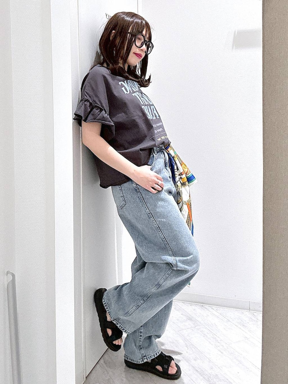 「Tシャツ、GOOD DENIM_GLOBAL WORK、ラフ、デニムパンツ、体型カバー、カジュアル、ママコーデ、楽ちんコーデ、ベーシック/シンプル、着痩せ・細見え、まちがいない服_GLOBAL WORK、ヘビロッTEE_GLOBAL WORK、スカーフ、サンダル」｜「GLOBAL WORKのGOODデニムバギーパンツ/118365（デニムパンツ、ブルー系）」を使った、gwtoiさん（レディース・159cm）の春コーディネートの6枚目の写真