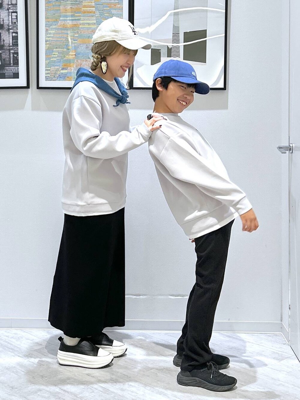 ブラック系のデニムパンツ、グレー系のスウェット、グレー系のスウェットを着用したキッズの秋コーディネートの7枚目の写真