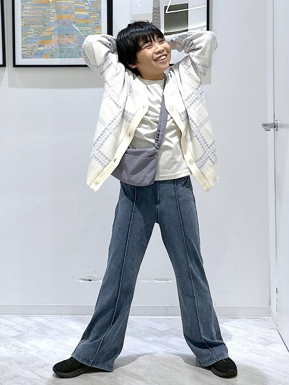 ブルー系のショルダーバッグ、ブルー系のその他パンツ、グレー系のTシャツ/カットソーを着用したキッズの秋コーディネートの6枚目の写真