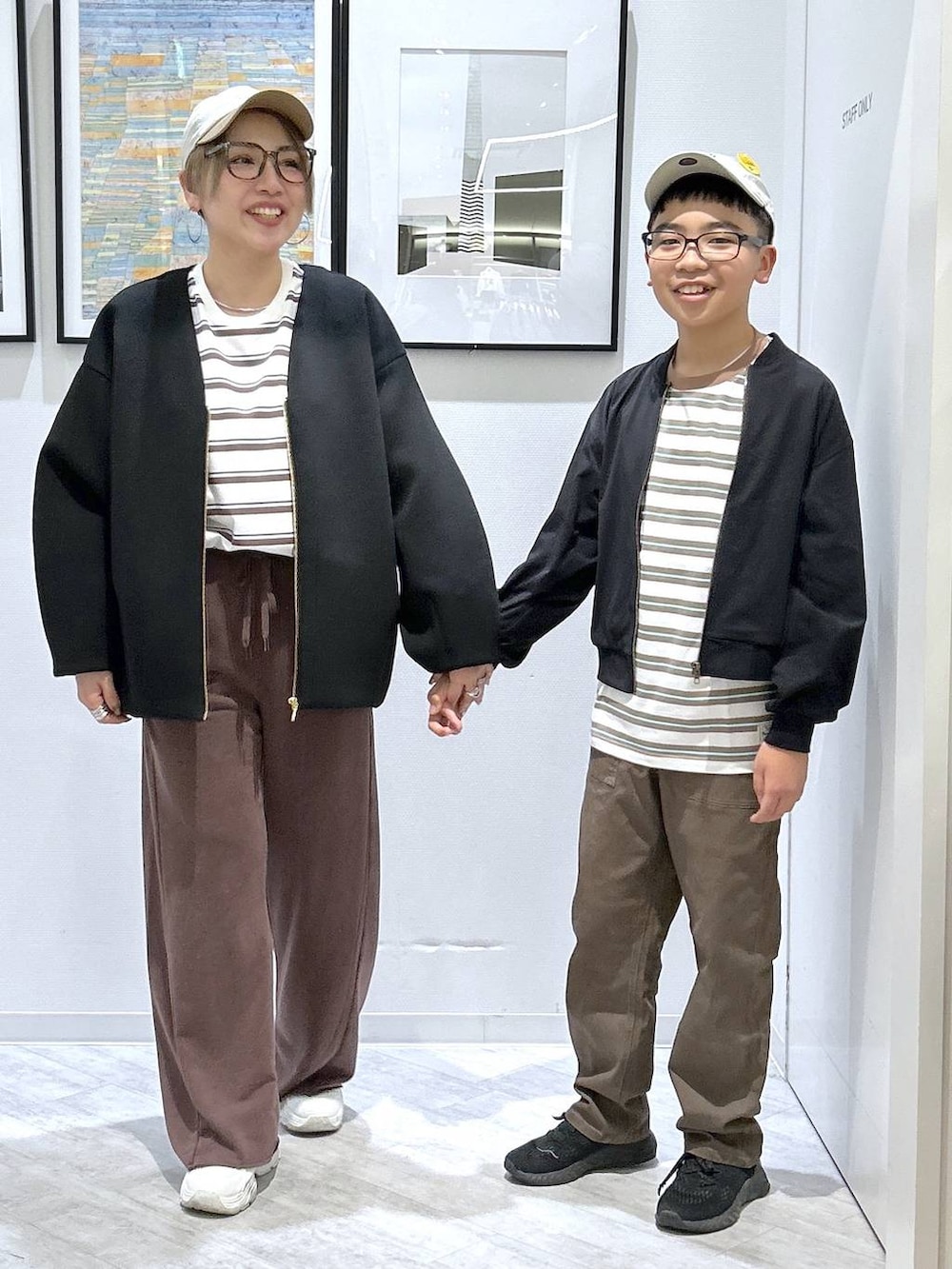 ブラック系のブルゾン、ブラウン系のデニムパンツ、ブラウン系のスウェットパンツを着用したキッズの春コーディネートの9枚目の写真