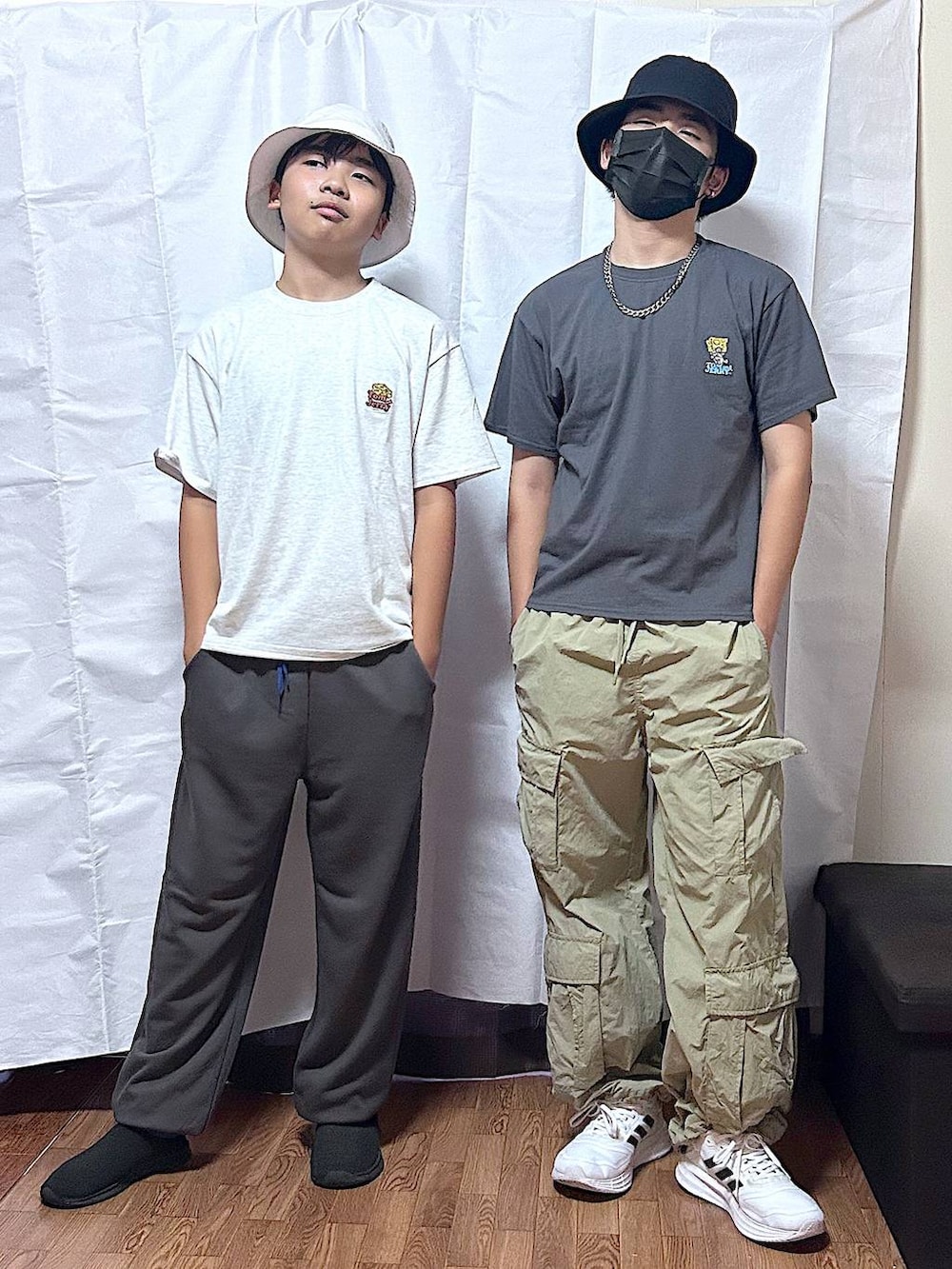 ブラック系のTシャツ/カットソー、ホワイト系のTシャツ/カットソー、ブラウン系のスウェットパンツを着用したキッズの秋コーディネートの8枚目の写真