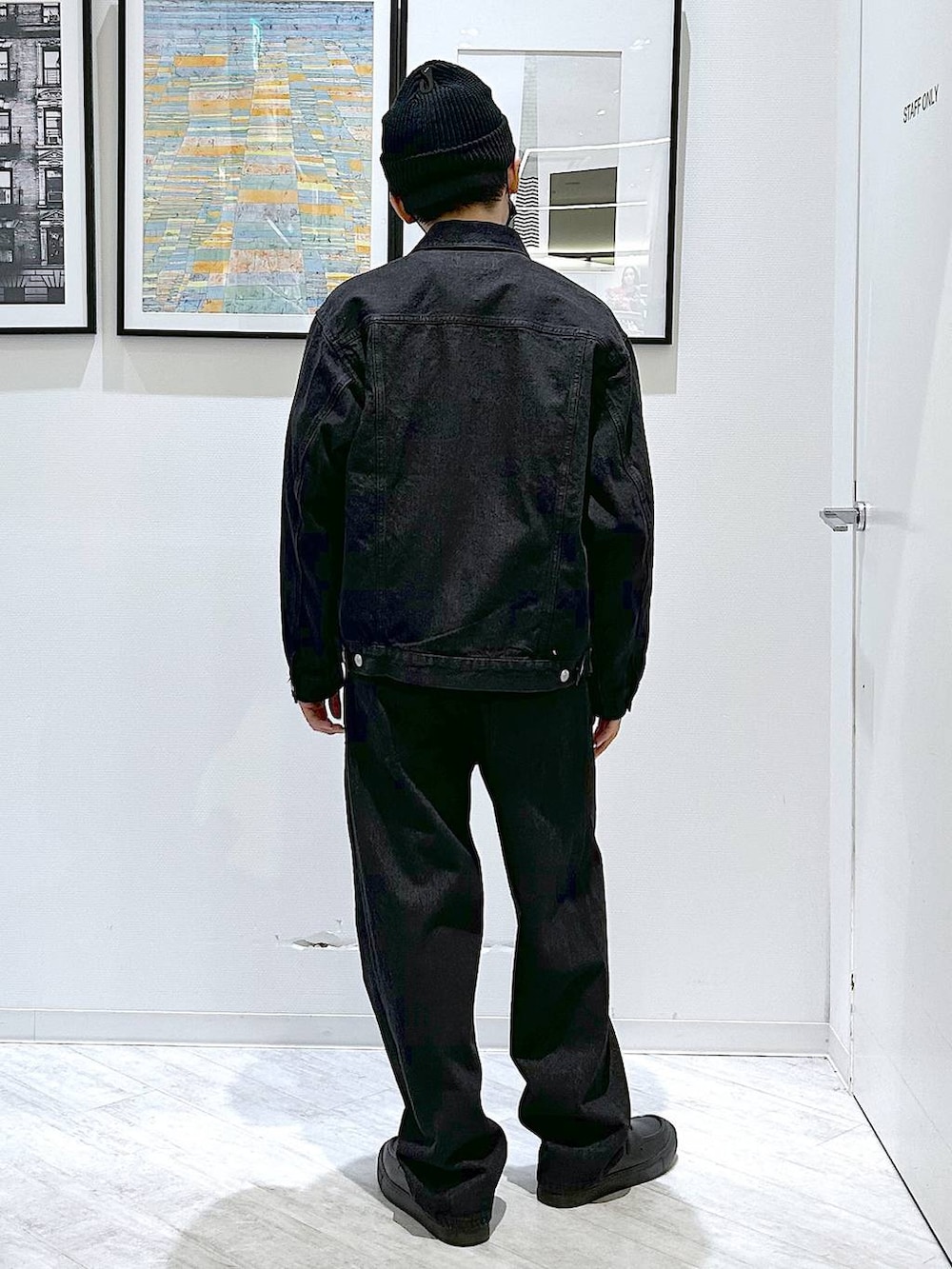 ブラック系のニット/セーター、ブラック系のデニムジャケット、ブラック系のデニムパンツを着用したキッズの冬コーディネートの4枚目の写真