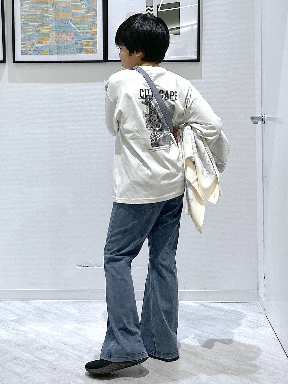 ブルー系のショルダーバッグ、ブルー系のその他パンツ、グレー系のTシャツ/カットソーを着用したキッズの秋コーディネートの9枚目の写真