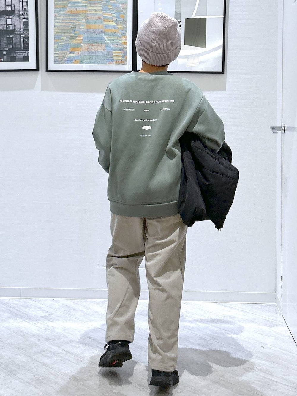 ブラック系のブルゾン、グレー系のその他パンツ、グリーン系のスウェットを着用したキッズの秋コーディネートの9枚目の写真
