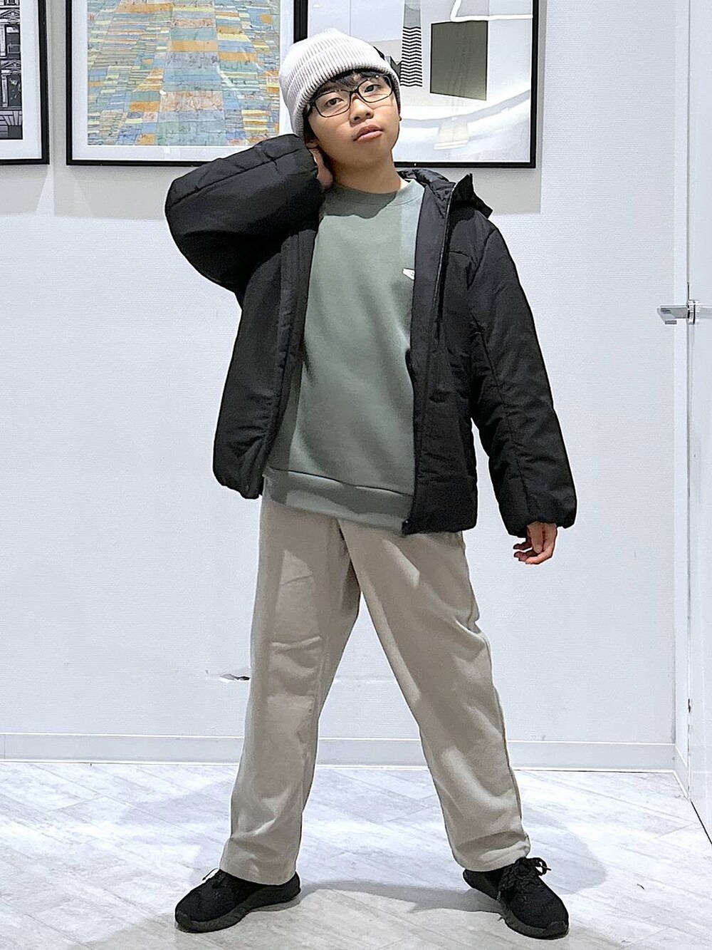 ブラック系のブルゾン、グレー系のその他パンツ、グリーン系のスウェットを着用したキッズの秋コーディネートの2枚目の写真
