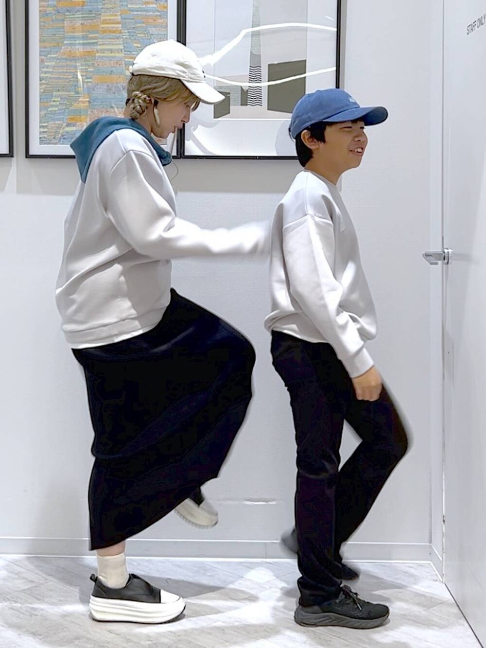 ブラック系のデニムパンツ、グレー系のスウェット、グレー系のスウェットを着用したキッズの秋コーディネートの6枚目の写真