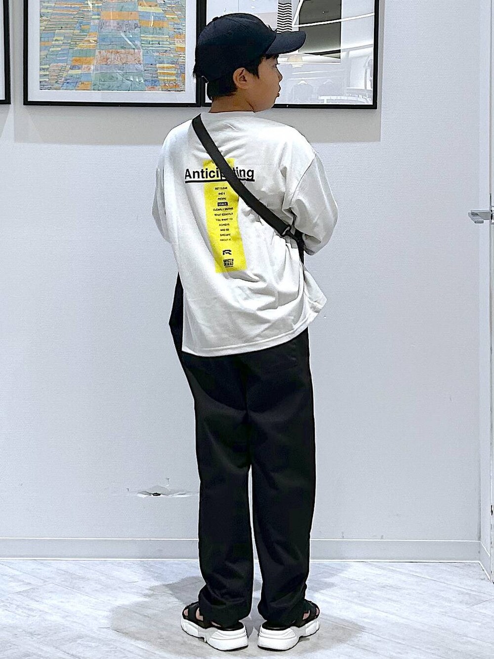 ブラック系のその他パンツ、ブラック系のベスト、ブラック系のサンダルを着用したキッズの夏コーディネートの9枚目の写真