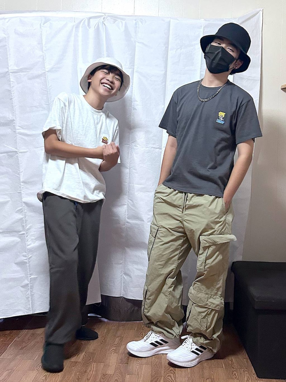 ブラック系のTシャツ/カットソー、ホワイト系のTシャツ/カットソー、ブラウン系のスウェットパンツを着用したキッズの秋コーディネートの9枚目の写真