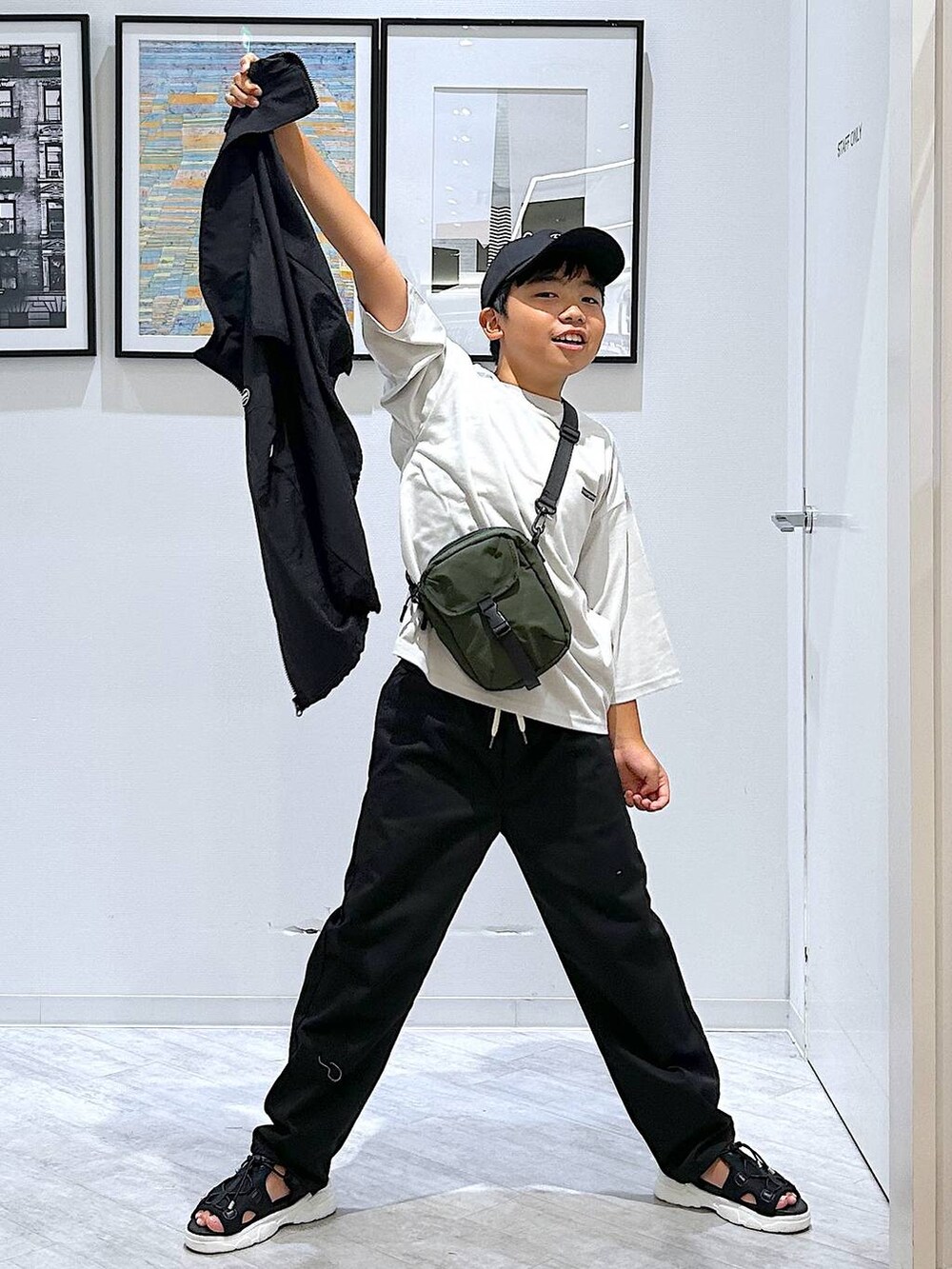ブラック系のその他パンツ、ブラック系のベスト、ブラック系のサンダルを着用したキッズの夏コーディネートの7枚目の写真