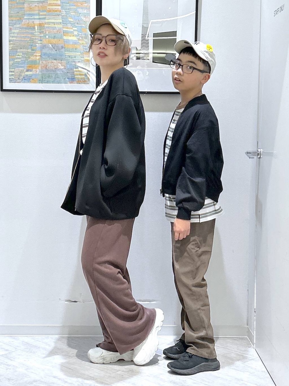 ブラック系のブルゾン、ブラウン系のデニムパンツ、ブラウン系のスウェットパンツを着用したキッズの春コーディネートの3枚目の写真