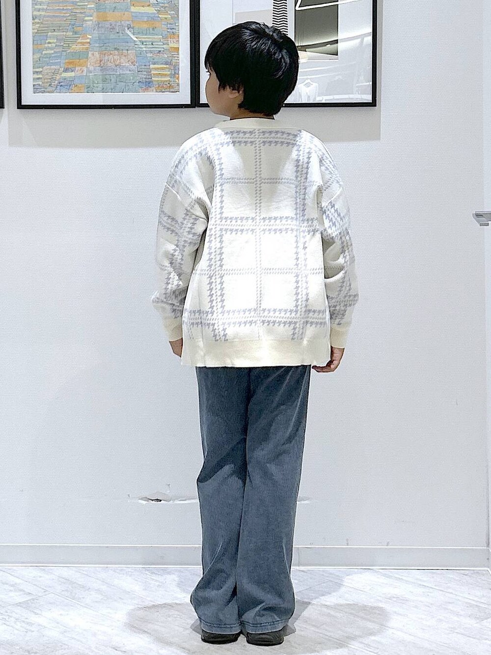 ブルー系のショルダーバッグ、ブルー系のその他パンツ、グレー系のTシャツ/カットソーを着用したキッズの秋コーディネートの4枚目の写真