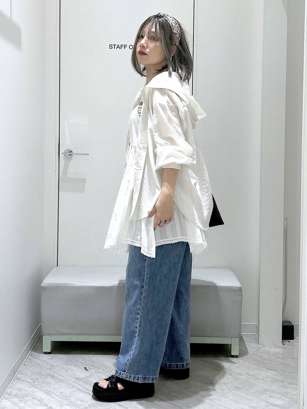 ホワイト系のシャツ/ブラウス、ブルー系のデニムパンツ、ベージュ系のタンクトップを着用したレディースの夏コーディネートの3枚目の写真