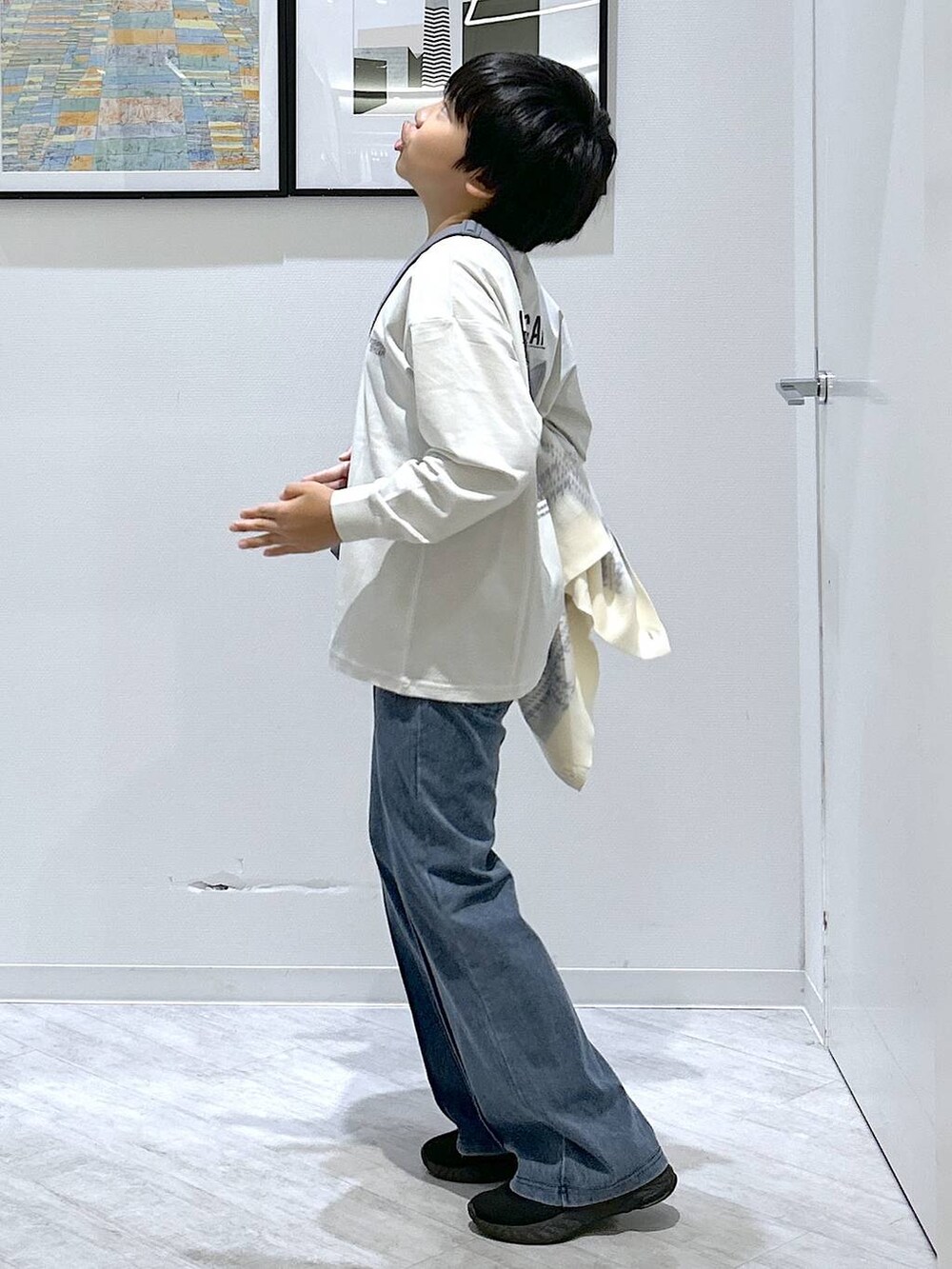 ブルー系のショルダーバッグ、ブルー系のその他パンツ、グレー系のTシャツ/カットソーを着用したキッズの秋コーディネートの8枚目の写真