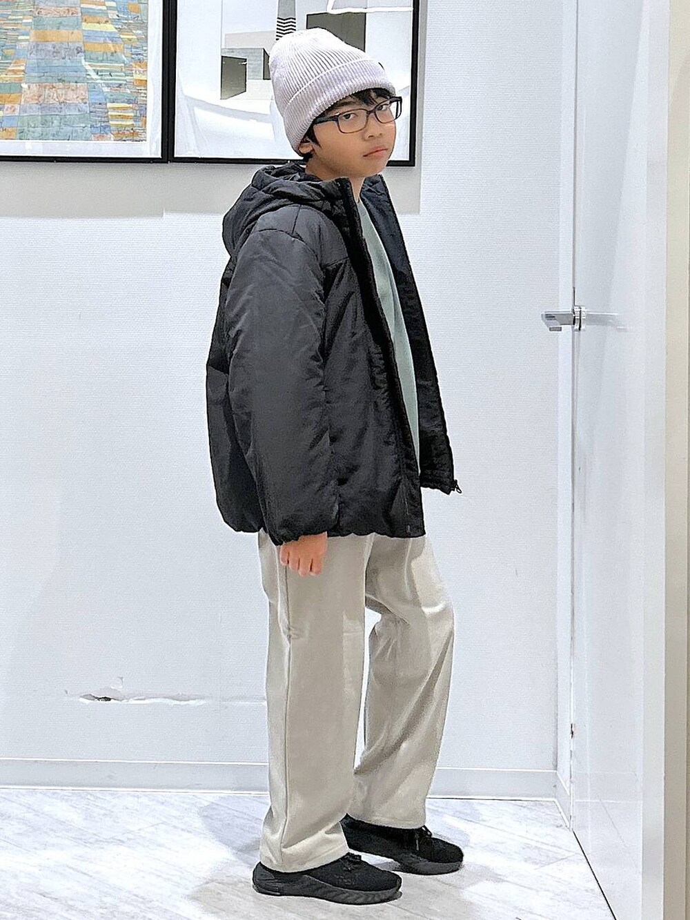 ブラック系のブルゾン、グレー系のその他パンツ、グリーン系のスウェットを着用したキッズの秋コーディネートの6枚目の写真