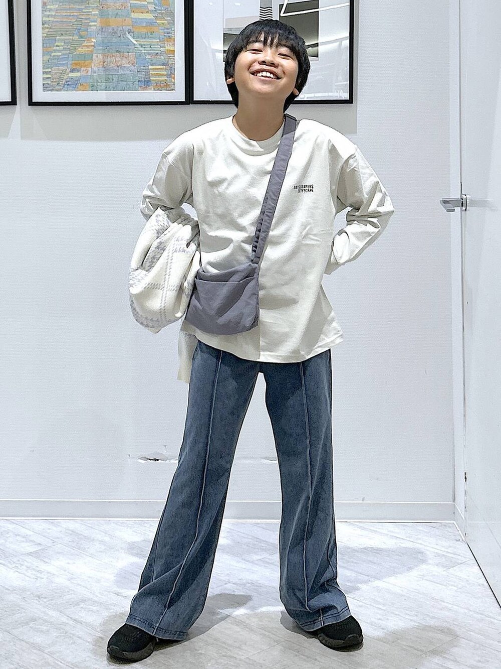 ブルー系のショルダーバッグ、ブルー系のその他パンツ、グレー系のTシャツ/カットソーを着用したキッズの秋コーディネートの7枚目の写真