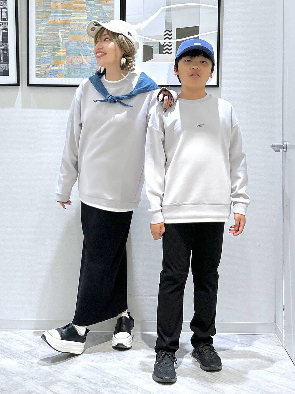 ブラック系のデニムパンツ、グレー系のスウェット、グレー系のスウェットを着用したキッズの秋コーディネートの9枚目の写真