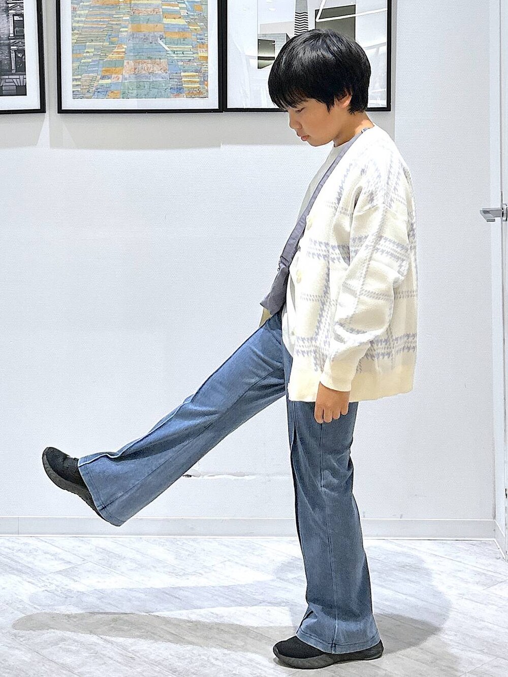 ブルー系のショルダーバッグ、ブルー系のその他パンツ、グレー系のTシャツ/カットソーを着用したキッズの秋コーディネートの3枚目の写真