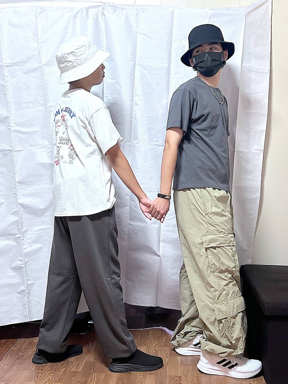 ブラック系のTシャツ/カットソー、ホワイト系のTシャツ/カットソー、ブラウン系のスウェットパンツを着用したキッズの秋コーディネートの6枚目の写真