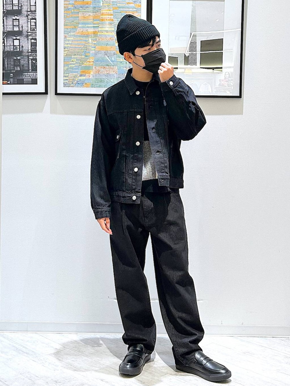 ブラック系のニット/セーター、ブラック系のデニムジャケット、ブラック系のデニムパンツを着用したキッズの冬コーディネートの6枚目の写真