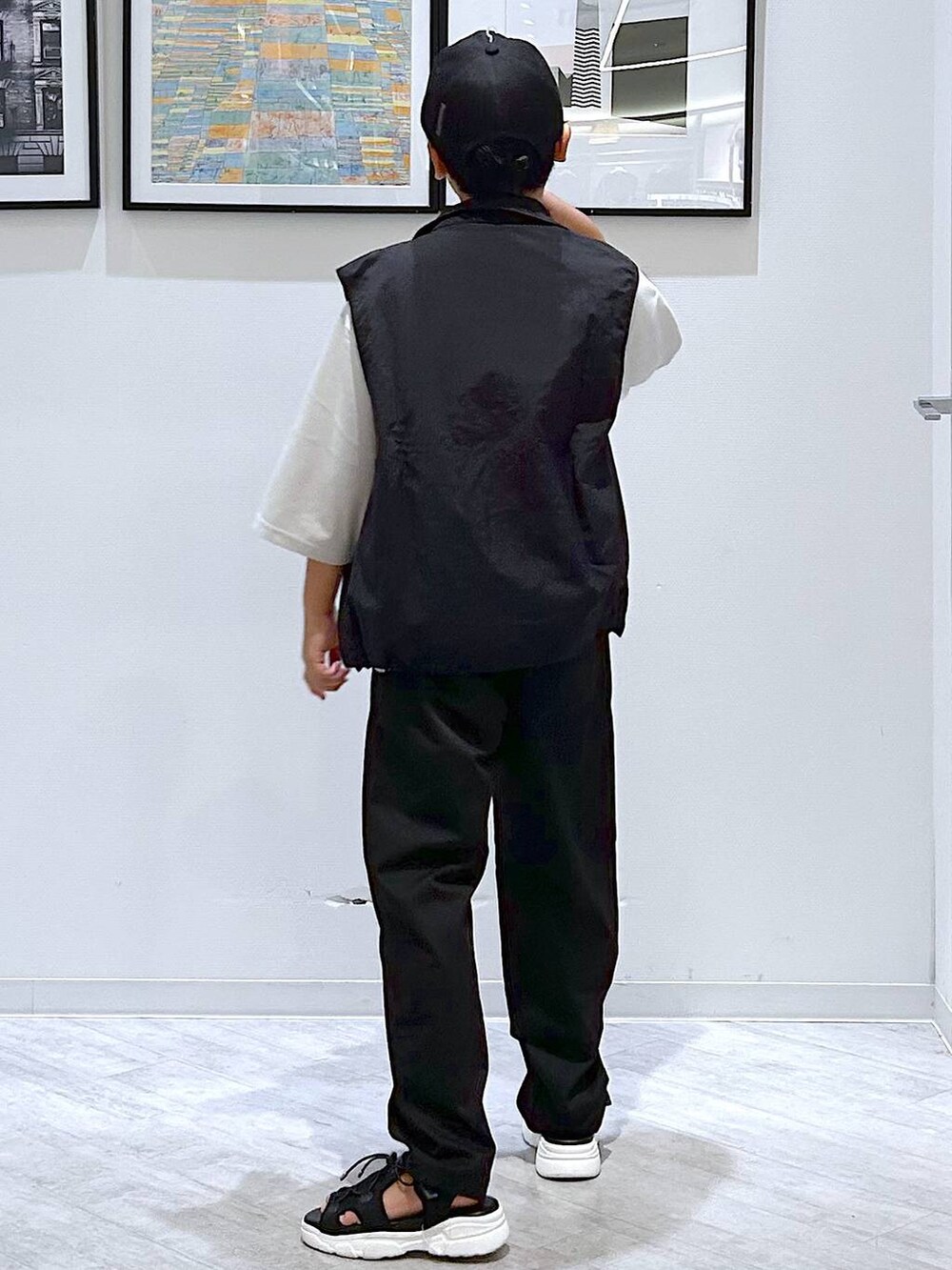 ブラック系のその他パンツ、ブラック系のベスト、ブラック系のサンダルを着用したキッズの夏コーディネートの4枚目の写真
