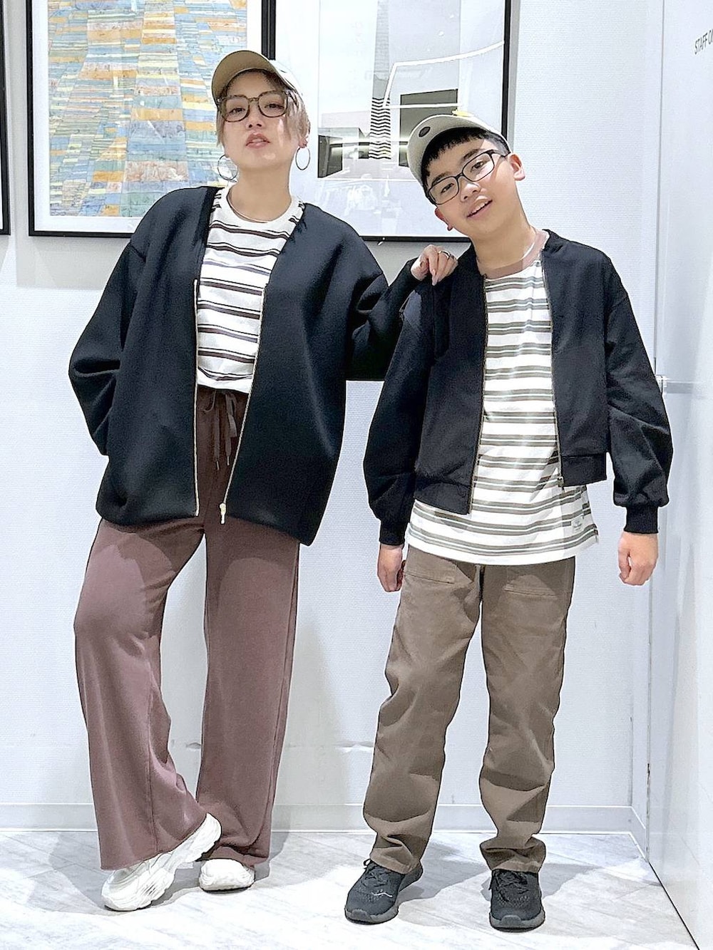 ブラック系のブルゾン、ブラウン系のデニムパンツ、ブラウン系のスウェットパンツを着用したキッズの春コーディネートの2枚目の写真