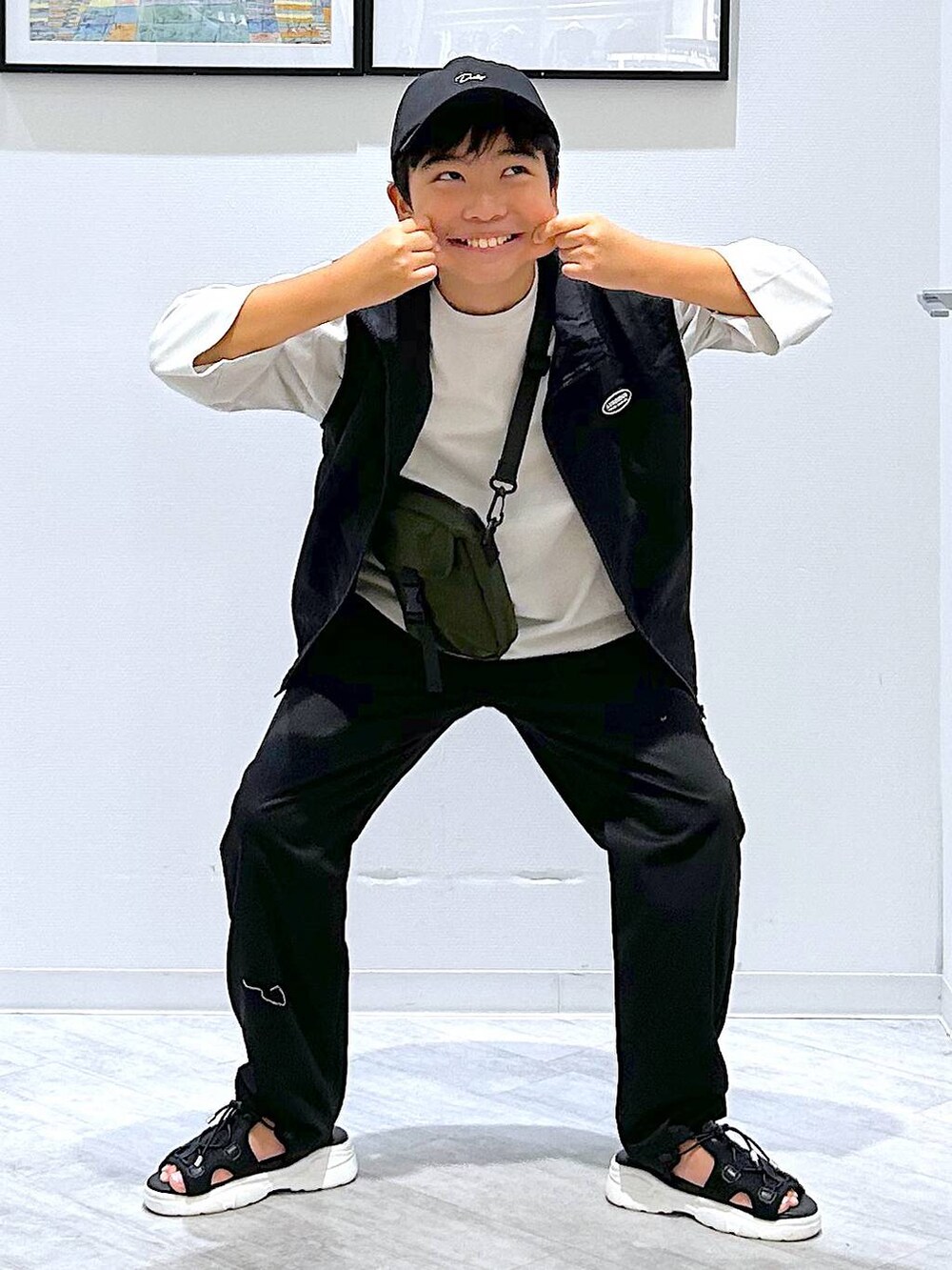ブラック系のその他パンツ、ブラック系のベスト、ブラック系のサンダルを着用したキッズの夏コーディネートの2枚目の写真
