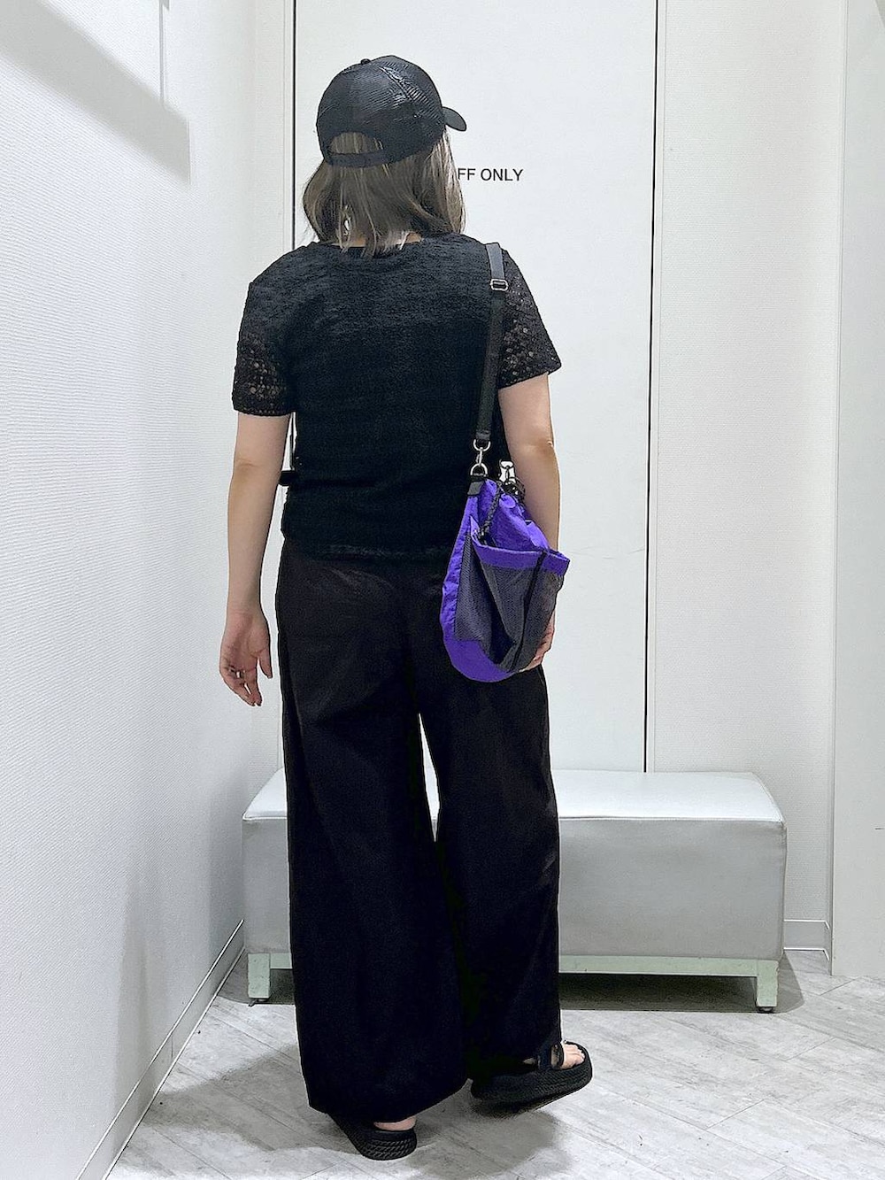 ブラック系のその他パンツ、ブラック系のタンクトップ、パープル系のショルダーバッグを着用したレディースの夏コーディネートの3枚目の写真