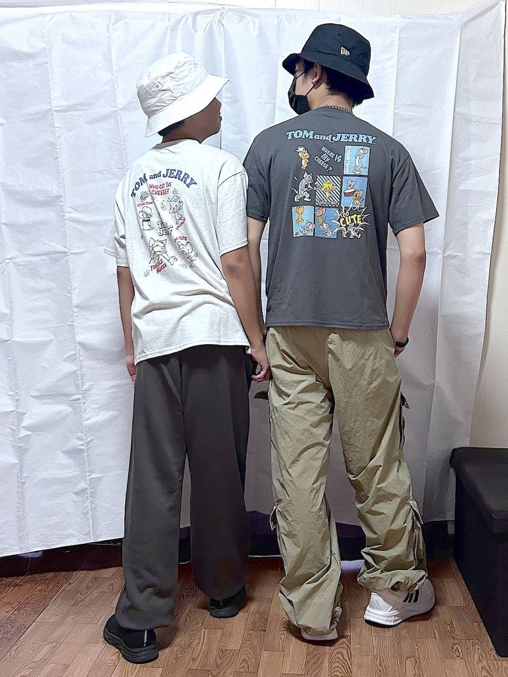 ブラック系のTシャツ/カットソー、ホワイト系のTシャツ/カットソー、ブラウン系のスウェットパンツを着用したキッズの秋コーディネートの5枚目の写真