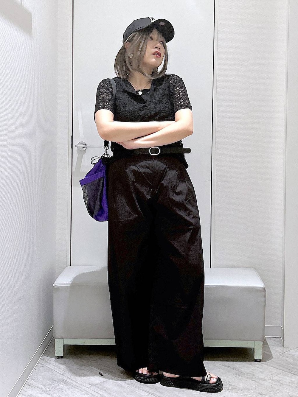 ブラック系のその他パンツ、ブラック系のタンクトップ、パープル系のショルダーバッグを着用したレディースの夏コーディネートの6枚目の写真