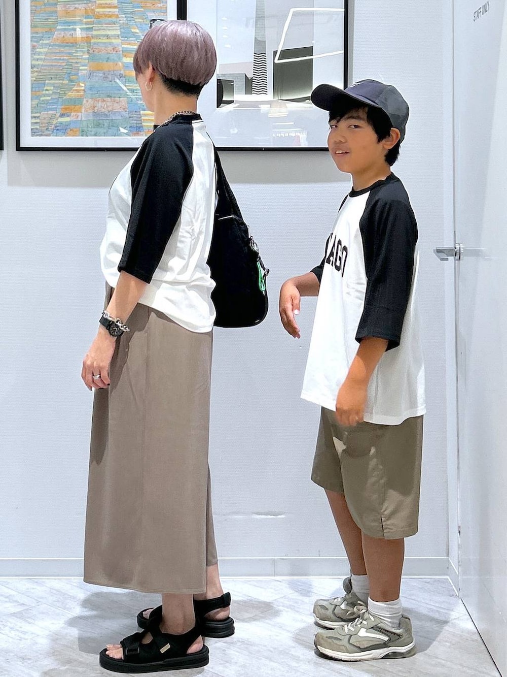 「キッズ、体型カバー、カジュアル、楽ちんコーデ、親子コーデ、ラフ、ベーシック/シンプル、きれいめ、ジュニア/ティーンズ、まちがいない服_GLOBAL WORK、キッズ服、ヘビロッTEE_GLOBAL WORK、オーバーサイズ」｜「GLOBAL WORKのDRY/ストレッチハーフパンツ/147340（その他パンツ、ベージュ系）」を使った、gwtoiさん（レディース・159cm）の夏コーディネートの3枚目の写真
