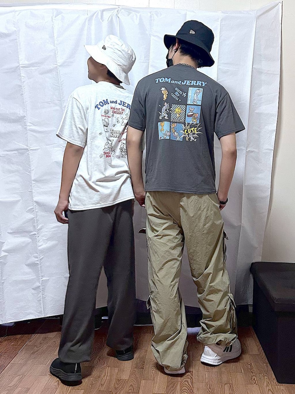 ブラック系のTシャツ/カットソー、ホワイト系のTシャツ/カットソー、ブラウン系のスウェットパンツを着用したキッズの秋コーディネートの4枚目の写真