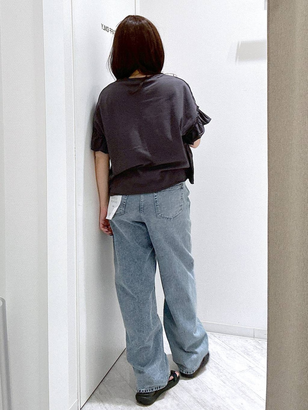 「Tシャツ、GOOD DENIM_GLOBAL WORK、ラフ、デニムパンツ、体型カバー、カジュアル、ママコーデ、楽ちんコーデ、ベーシック/シンプル、着痩せ・細見え、まちがいない服_GLOBAL WORK、ヘビロッTEE_GLOBAL WORK、スカーフ、サンダル」｜「GLOBAL WORKのGOODデニムバギーパンツ/118365（デニムパンツ、ブルー系）」を使った、gwtoiさん（レディース・159cm）の春コーディネートの3枚目の写真