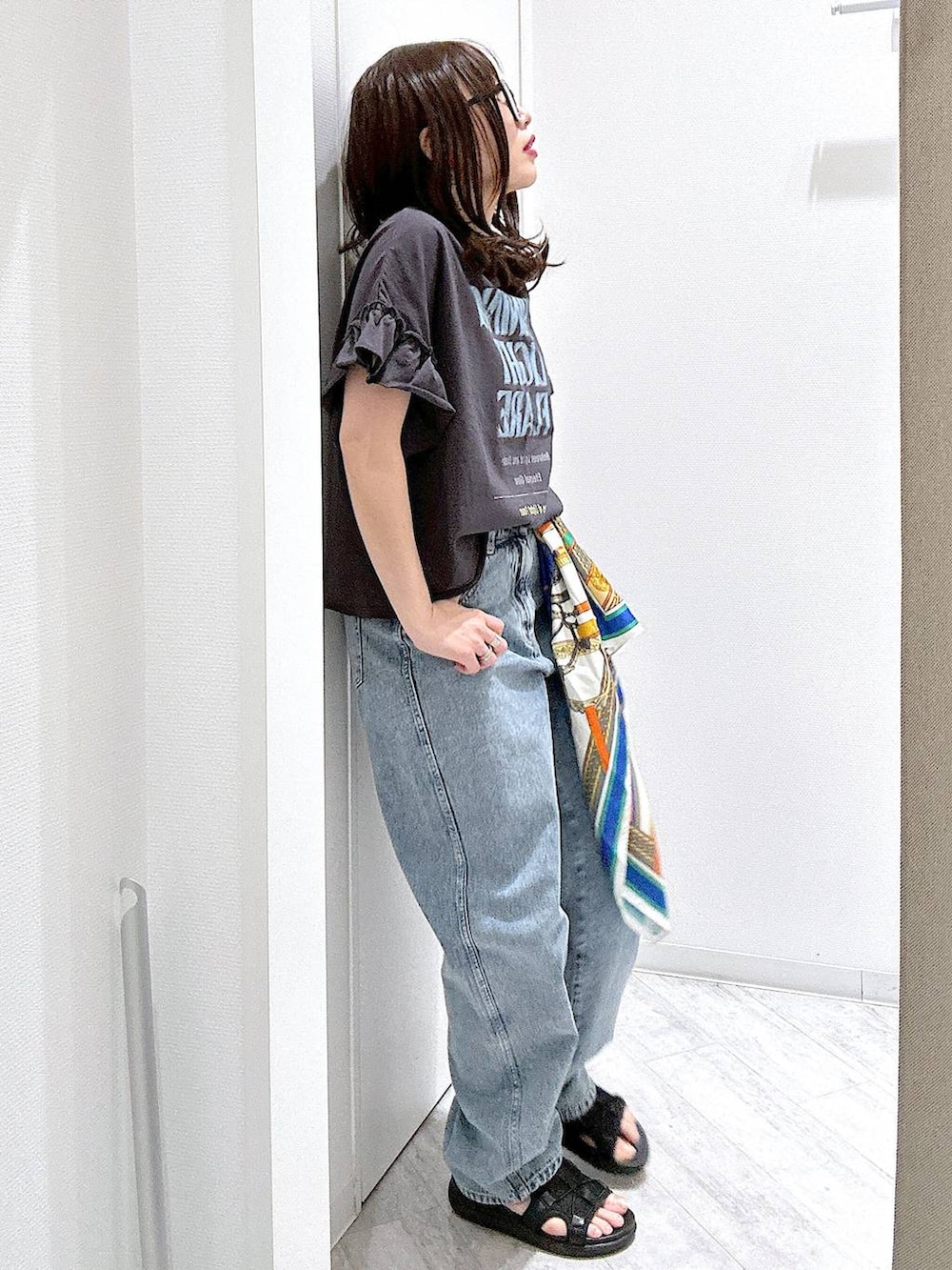 「Tシャツ、GOOD DENIM_GLOBAL WORK、ラフ、デニムパンツ、体型カバー、カジュアル、ママコーデ、楽ちんコーデ、ベーシック/シンプル、着痩せ・細見え、まちがいない服_GLOBAL WORK、ヘビロッTEE_GLOBAL WORK、スカーフ、サンダル」｜「GLOBAL WORKのGOODデニムバギーパンツ/118365（デニムパンツ、ブルー系）」を使った、gwtoiさん（レディース・159cm）の春コーディネートの7枚目の写真