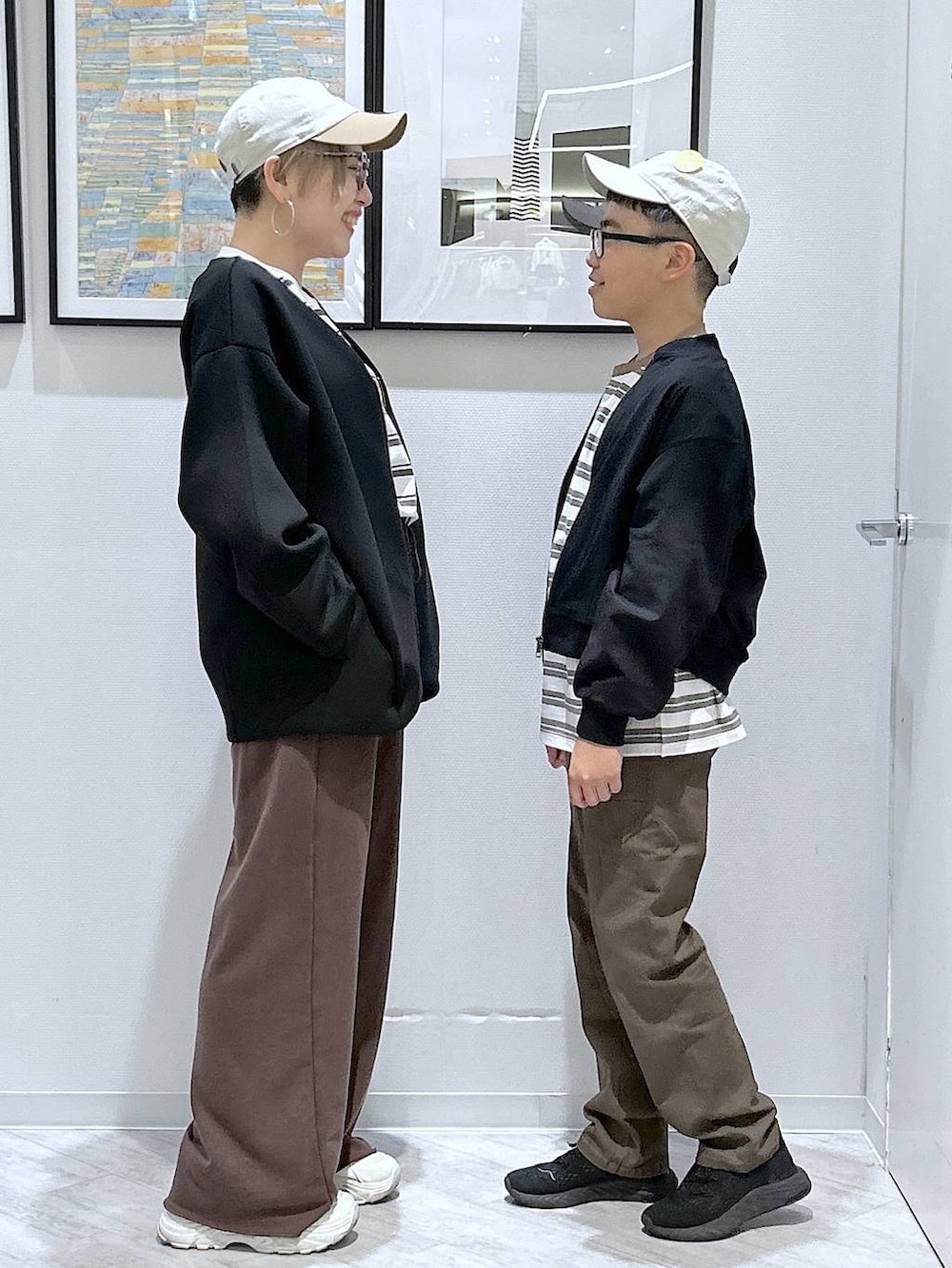 ブラック系のブルゾン、ブラウン系のデニムパンツ、ブラウン系のスウェットパンツを着用したキッズの春コーディネートの6枚目の写真