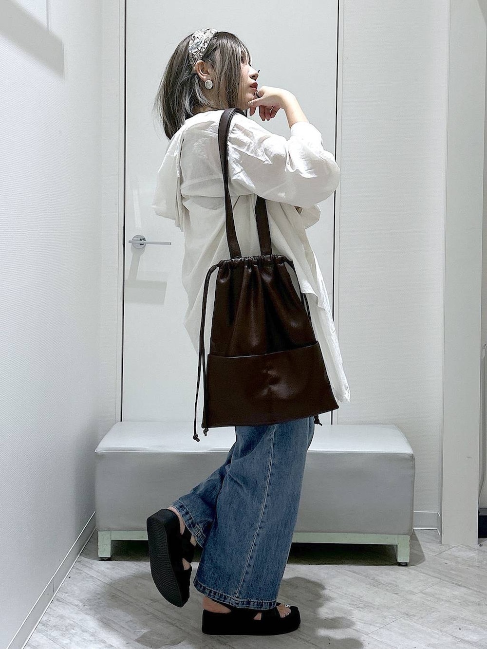 ホワイト系のシャツ/ブラウス、ブルー系のデニムパンツ、ベージュ系のタンクトップを着用したレディースの夏コーディネートの5枚目の写真