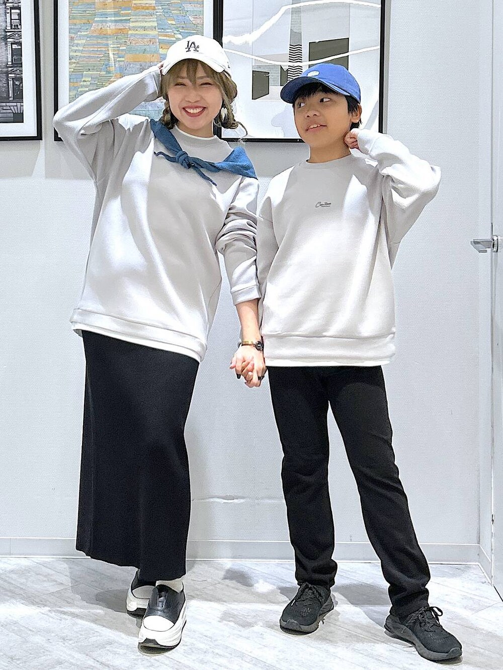 ブラック系のデニムパンツ、グレー系のスウェット、グレー系のスウェットを着用したキッズの秋コーディネートの2枚目の写真