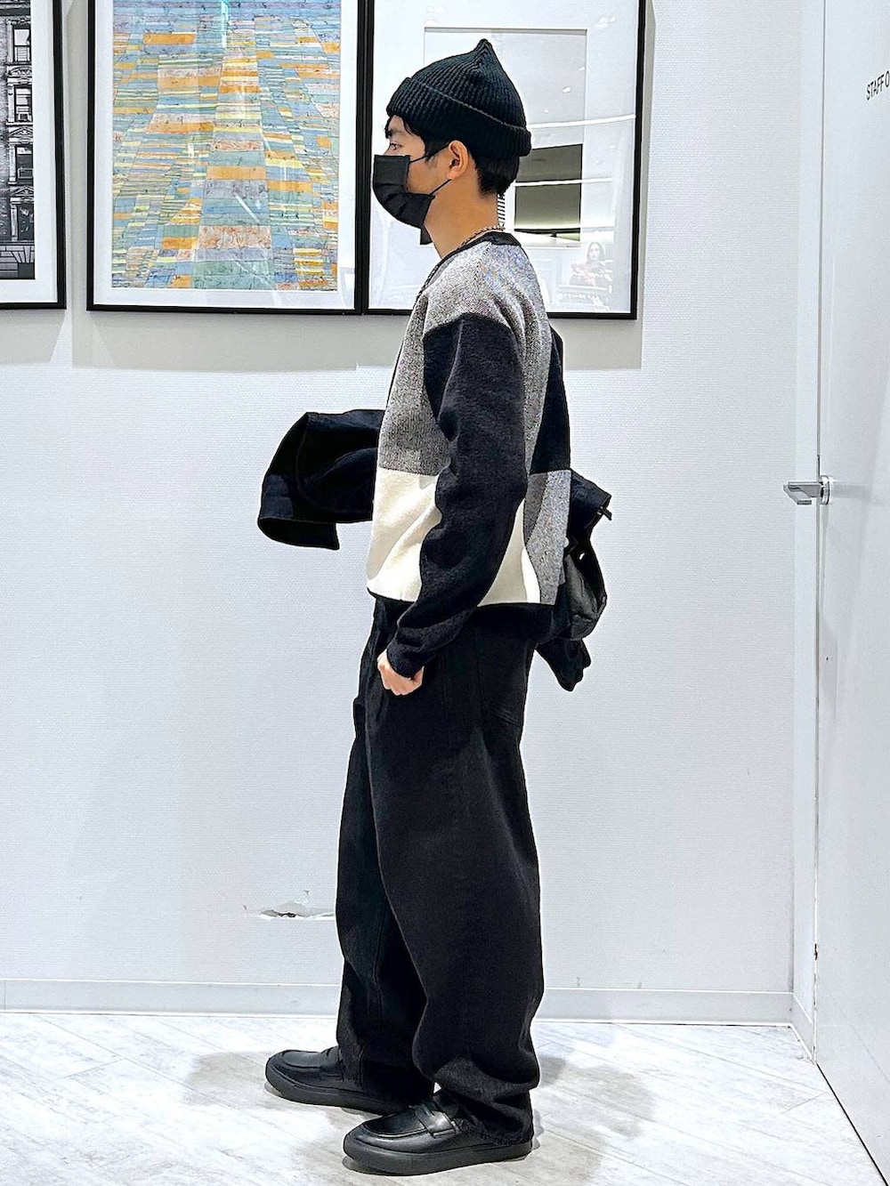 ブラック系のニット/セーター、ブラック系のデニムジャケット、ブラック系のデニムパンツを着用したキッズの冬コーディネートの8枚目の写真