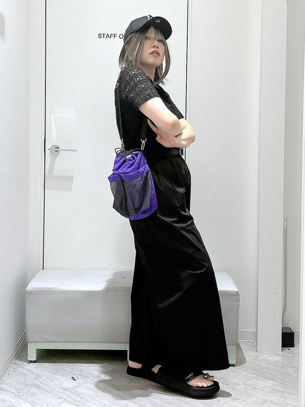 ブラック系のその他パンツ、ブラック系のタンクトップ、パープル系のショルダーバッグを着用したレディースの夏コーディネートの5枚目の写真