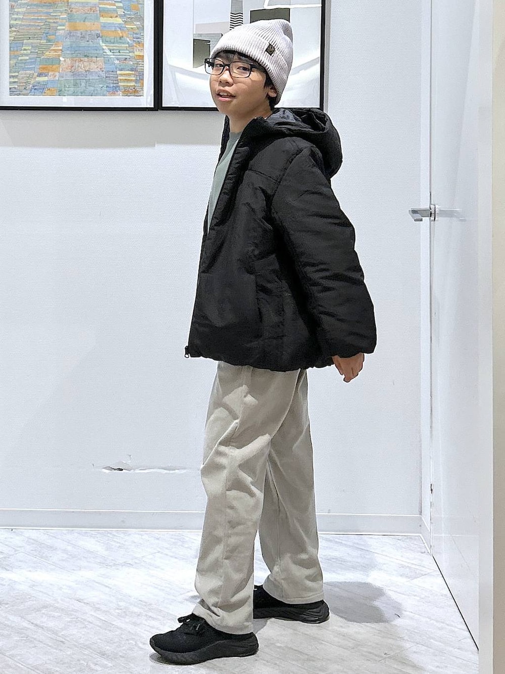 ブラック系のブルゾン、グレー系のその他パンツ、グリーン系のスウェットを着用したキッズの秋コーディネートの3枚目の写真