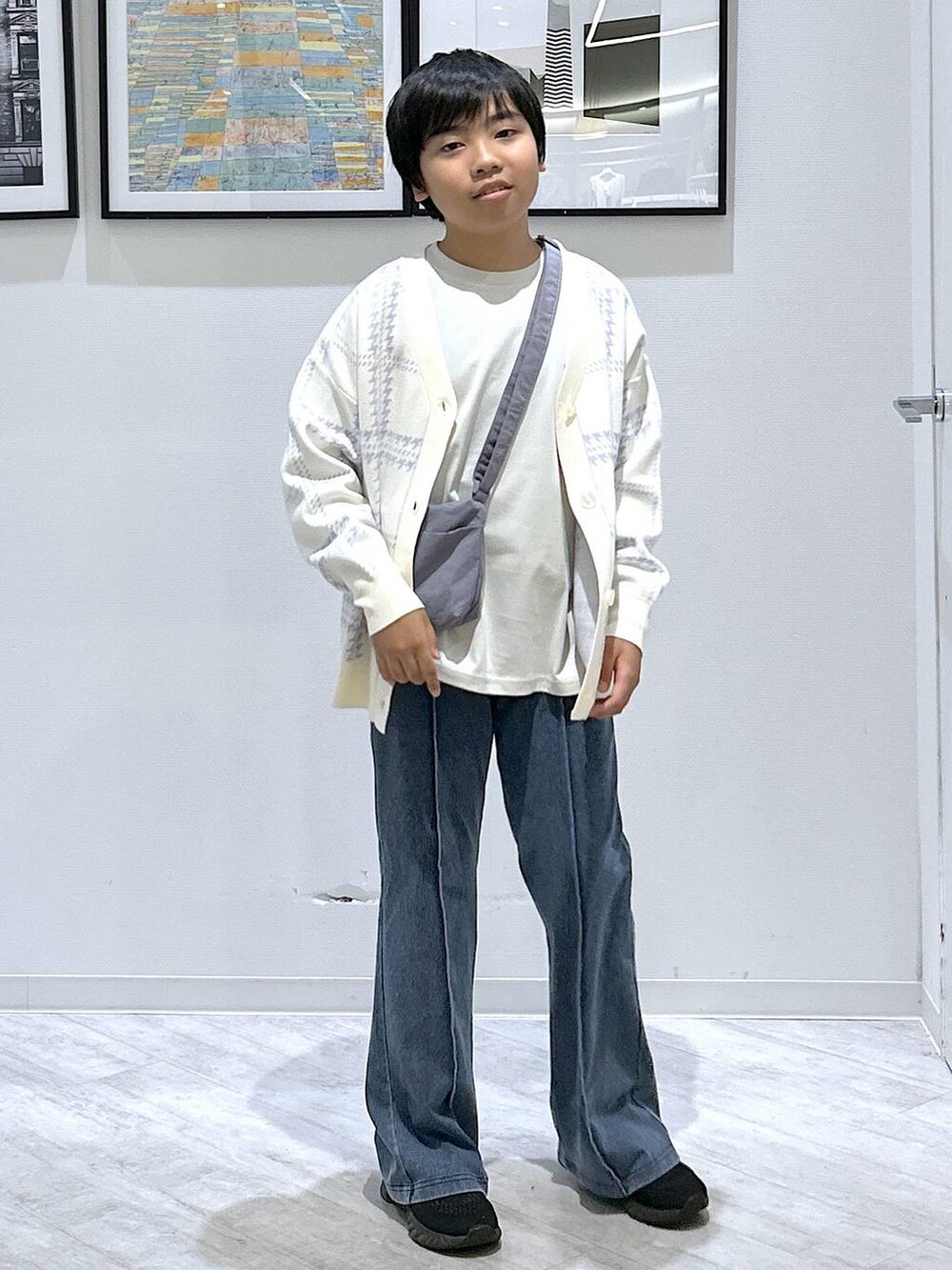 ブルー系のショルダーバッグ、ブルー系のその他パンツ、グレー系のTシャツ/カットソーを着用したキッズの秋コーディネートの2枚目の写真