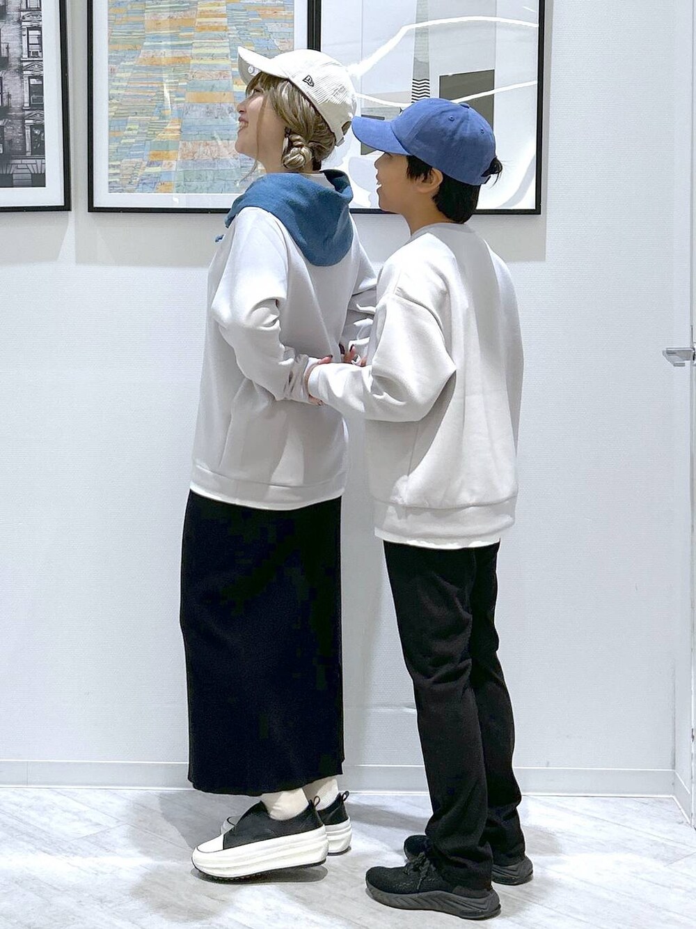 ブラック系のデニムパンツ、グレー系のスウェット、グレー系のスウェットを着用したキッズの秋コーディネートの4枚目の写真