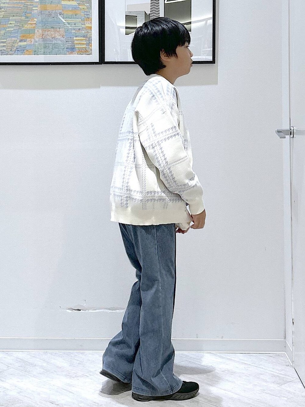 ブルー系のショルダーバッグ、ブルー系のその他パンツ、グレー系のTシャツ/カットソーを着用したキッズの秋コーディネートの5枚目の写真