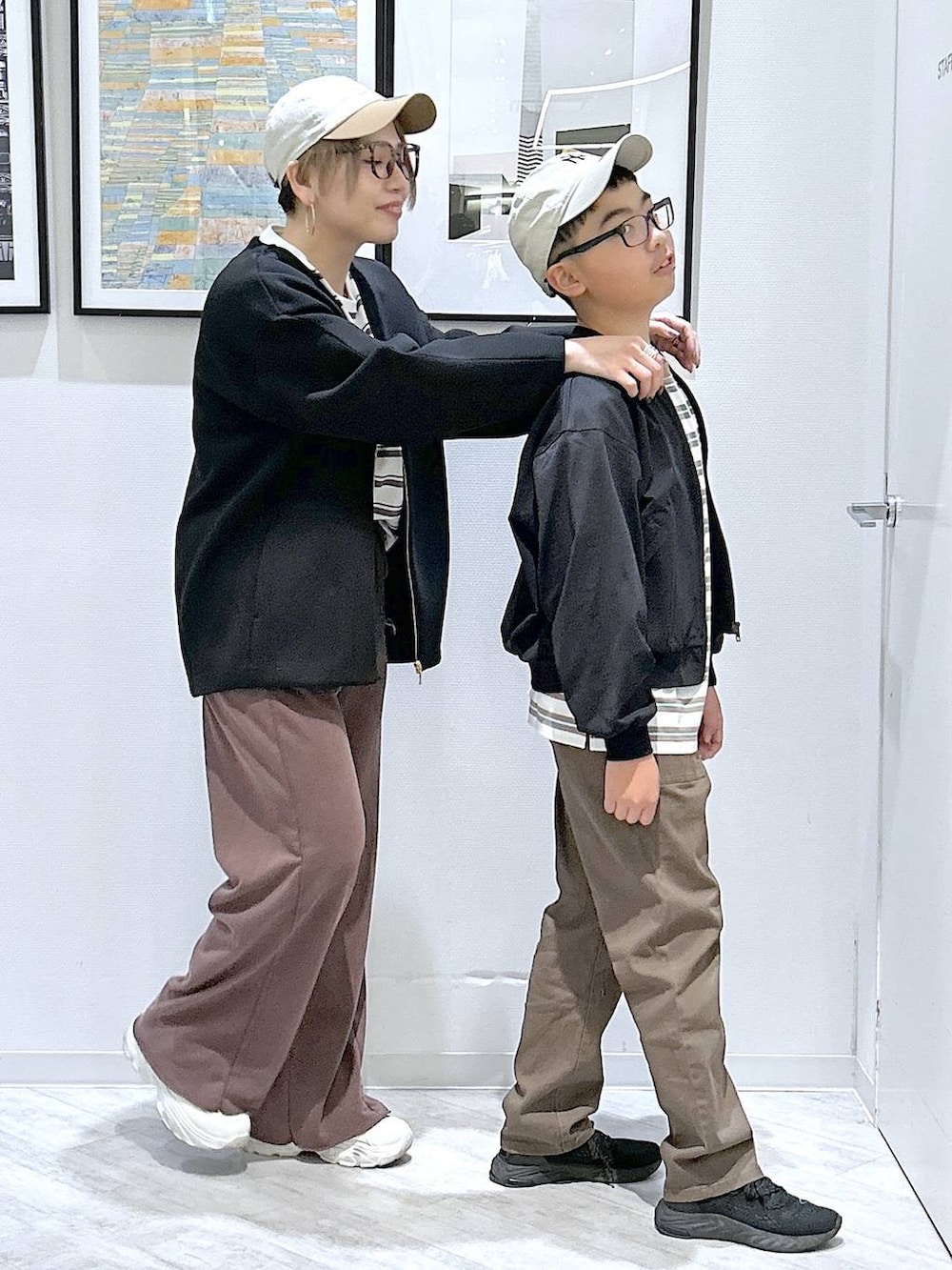 ブラック系のブルゾン、ブラウン系のデニムパンツ、ブラウン系のスウェットパンツを着用したキッズの春コーディネートの5枚目の写真