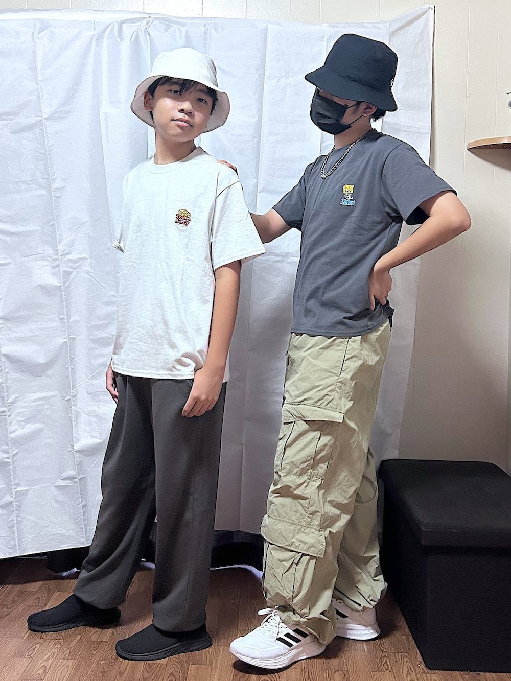 ブラック系のTシャツ/カットソー、ホワイト系のTシャツ/カットソー、ブラウン系のスウェットパンツを着用したキッズの秋コーディネートの3枚目の写真