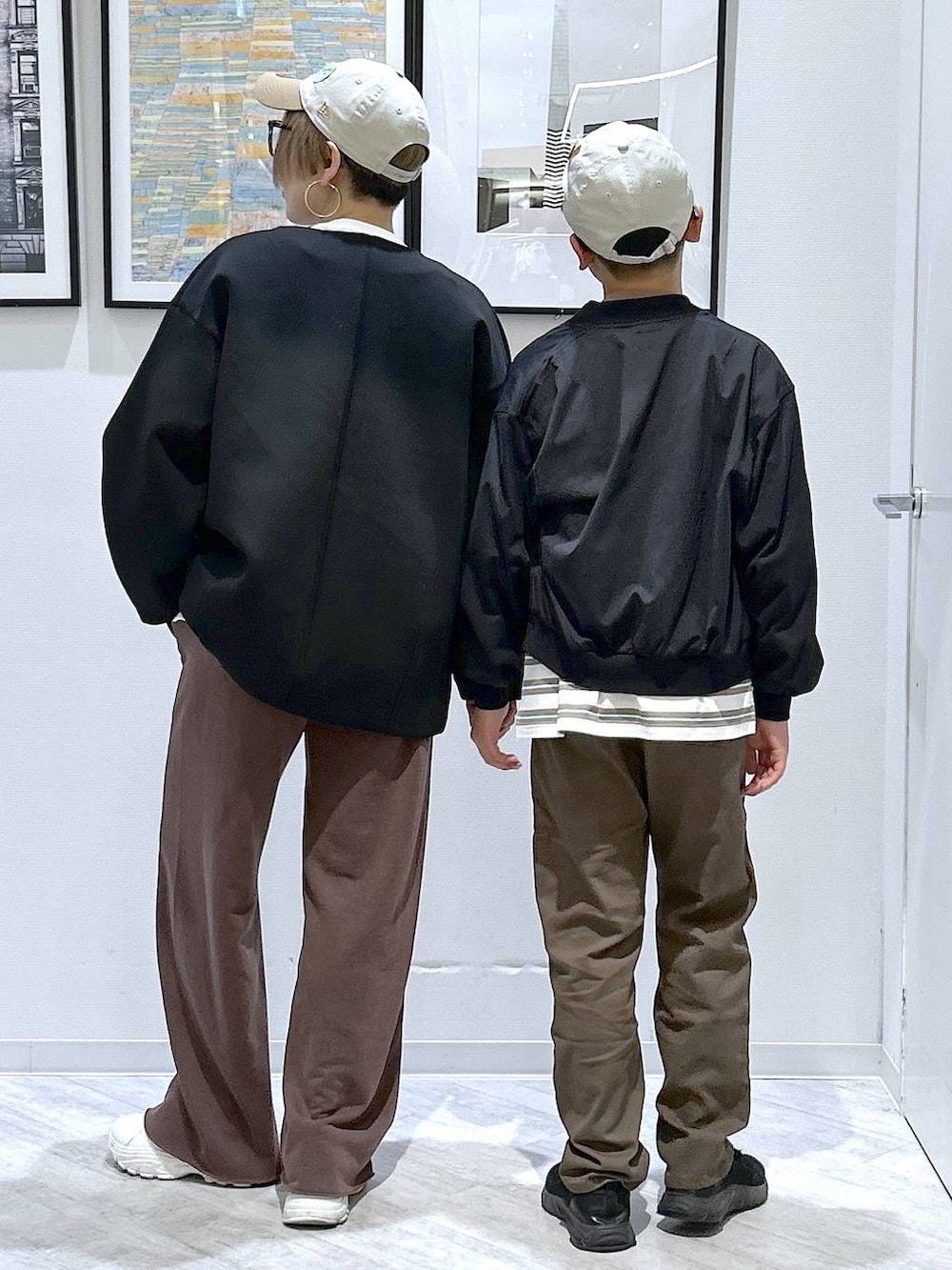 ブラック系のブルゾン、ブラウン系のデニムパンツ、ブラウン系のスウェットパンツを着用したキッズの春コーディネートの4枚目の写真