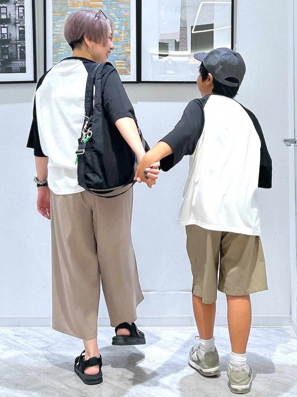 「キッズ、体型カバー、カジュアル、楽ちんコーデ、親子コーデ、ラフ、ベーシック/シンプル、きれいめ、ジュニア/ティーンズ、まちがいない服_GLOBAL WORK、キッズ服、ヘビロッTEE_GLOBAL WORK、オーバーサイズ」｜「GLOBAL WORKのDRY/ストレッチハーフパンツ/147340（その他パンツ、ベージュ系）」を使った、gwtoiさん（レディース・159cm）の夏コーディネートの5枚目の写真