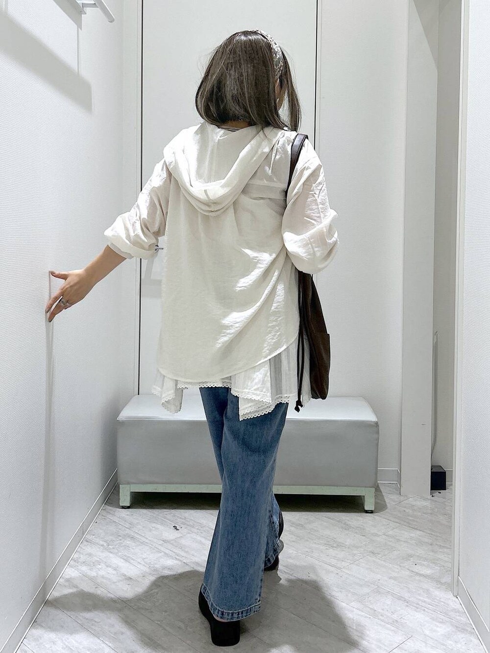 ホワイト系のシャツ/ブラウス、ブルー系のデニムパンツ、ベージュ系のタンクトップを着用したレディースの夏コーディネートの4枚目の写真