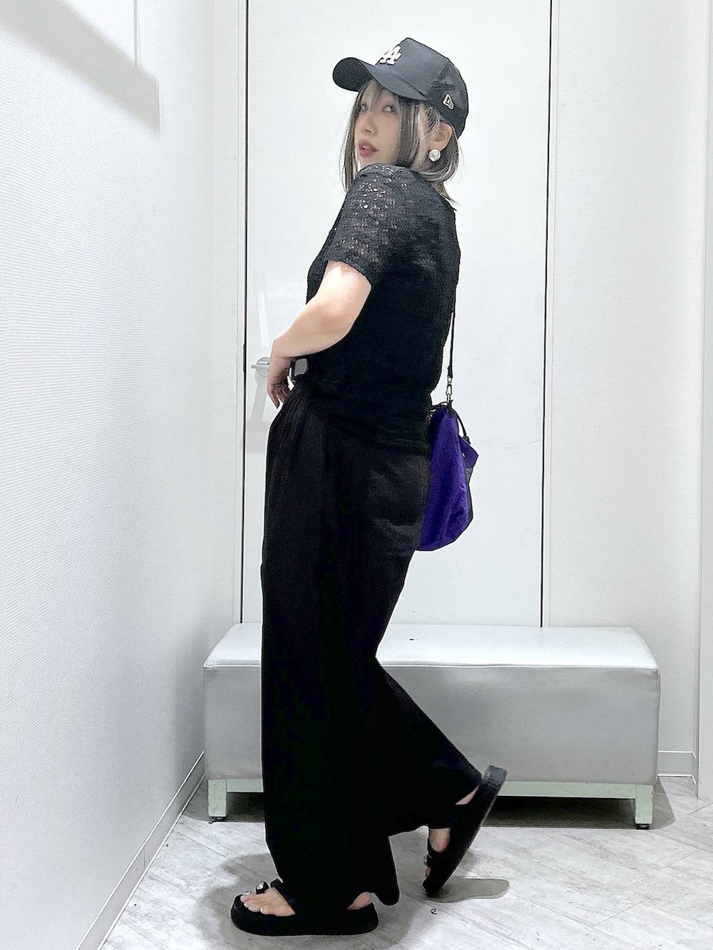 ブラック系のその他パンツ、ブラック系のタンクトップ、パープル系のショルダーバッグを着用したレディースの夏コーディネートの2枚目の写真
