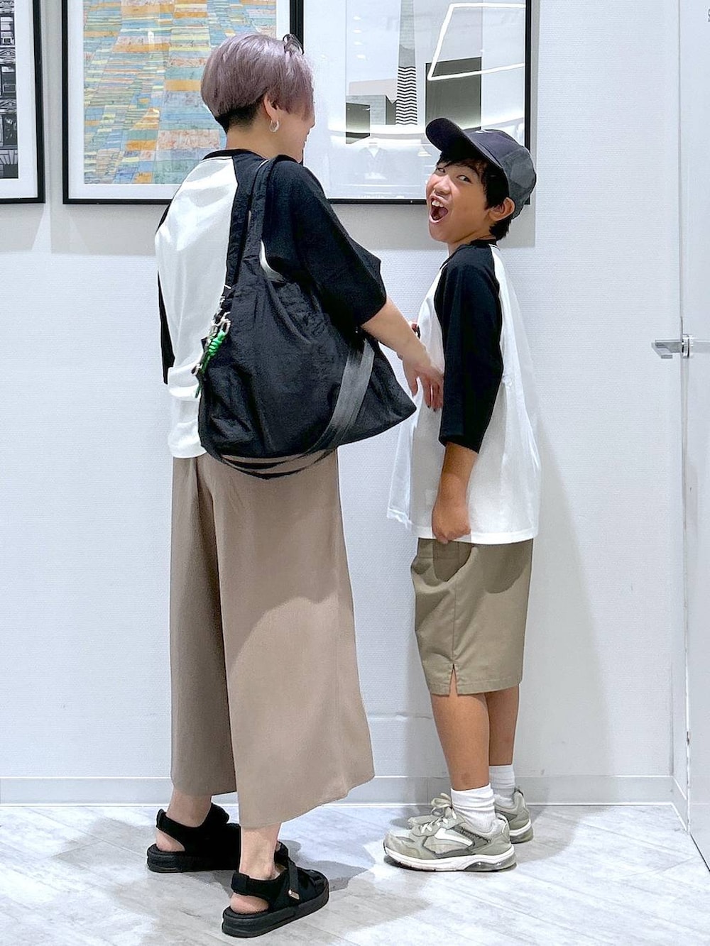 「キッズ、体型カバー、カジュアル、楽ちんコーデ、親子コーデ、ラフ、ベーシック/シンプル、きれいめ、ジュニア/ティーンズ、まちがいない服_GLOBAL WORK、キッズ服、ヘビロッTEE_GLOBAL WORK、オーバーサイズ」｜「GLOBAL WORKのDRY/ストレッチハーフパンツ/147340（その他パンツ、ベージュ系）」を使った、gwtoiさん（レディース・159cm）の夏コーディネートの4枚目の写真