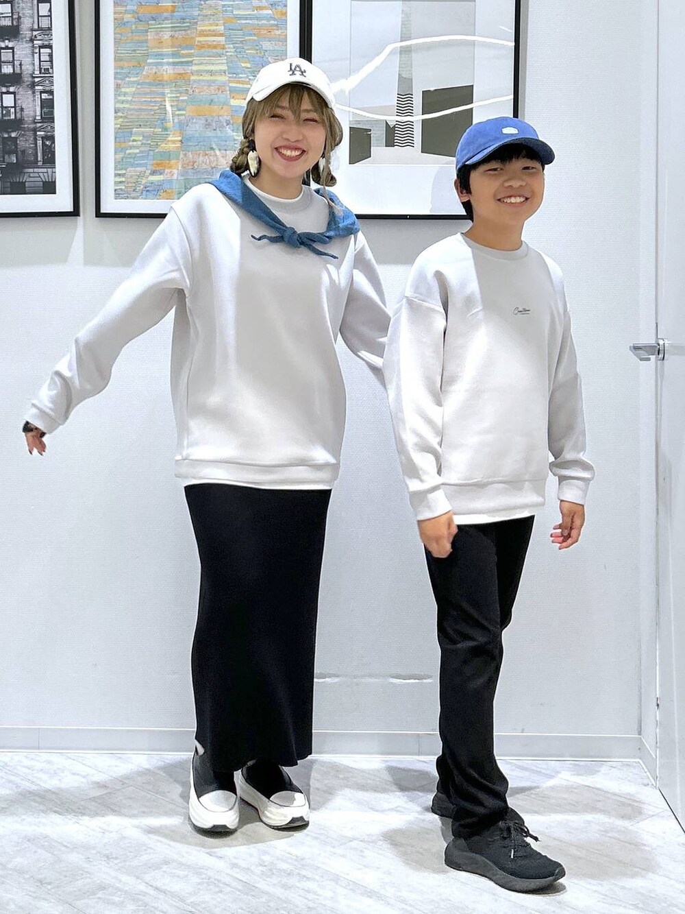 ブラック系のデニムパンツ、グレー系のスウェット、グレー系のスウェットを着用したキッズの秋コーディネートの8枚目の写真